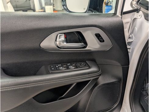 Used 2025 Chrysler Pacifica Select FWD image 9