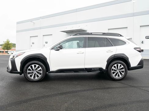 Used 2023 Subaru Outback Premium AWD/4WD image 3