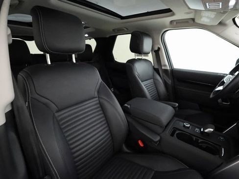 Used 2024 Land Rover Discovery S image 23