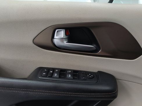 Used 2018 Chrysler Pacifica Touring-L FWD image 27