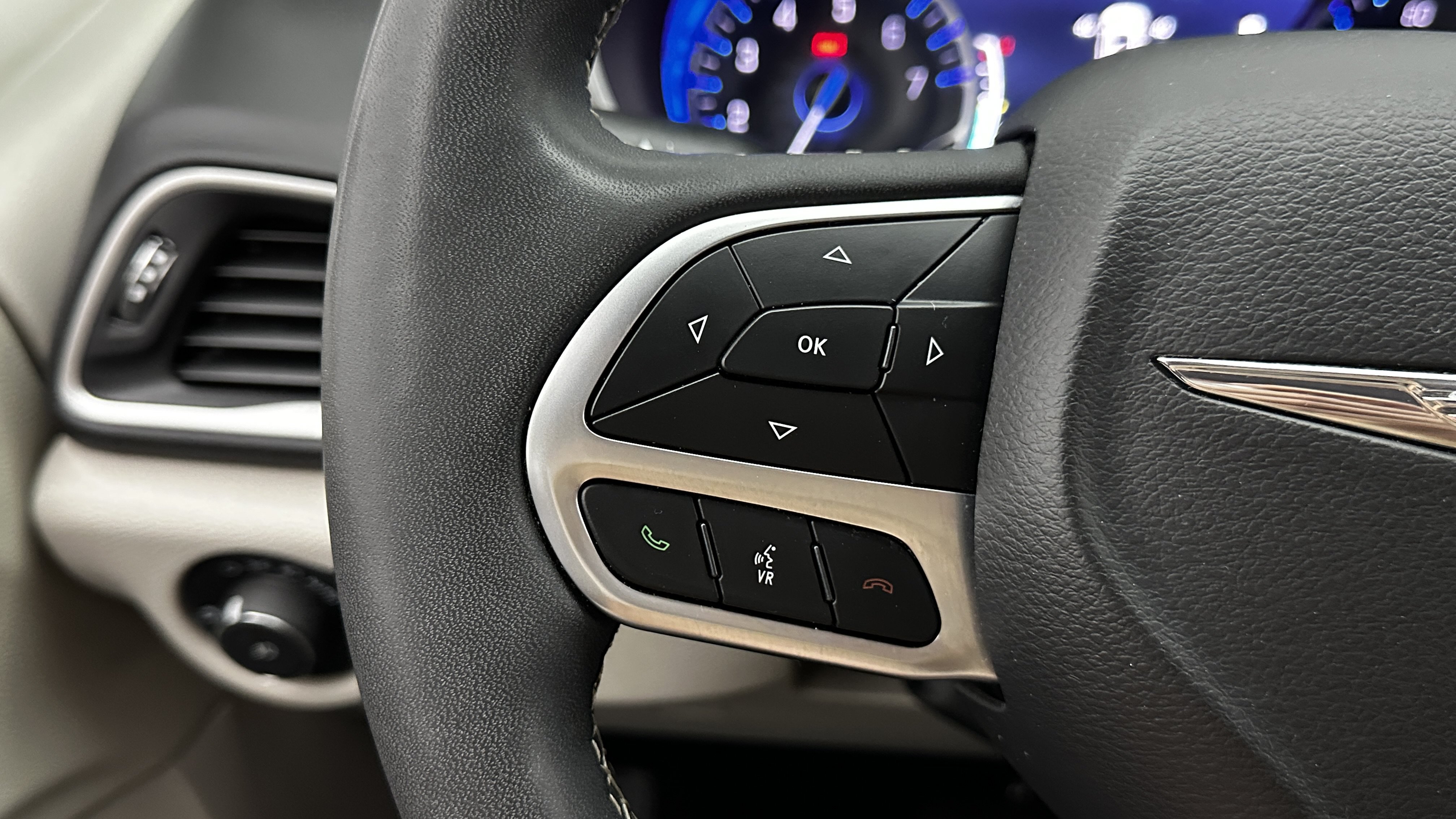 Used 2024 Chrysler Pacifica Touring-L FWD image 19
