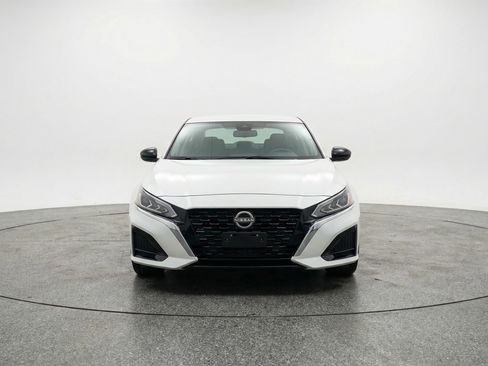Used 2025 Nissan Altima 2.5 SV FWD image 2