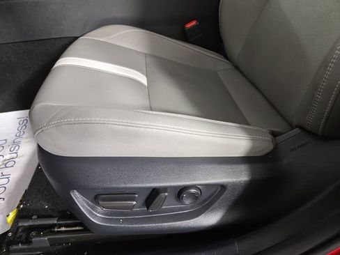 Used 2025 Toyota Camry SE w/ Convenience Package image 30