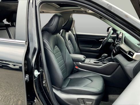 Used 2024 Toyota Highlander XLE FWD image 9