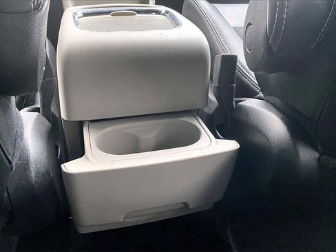 Used 2019 Dodge Grand Caravan SXT image 11