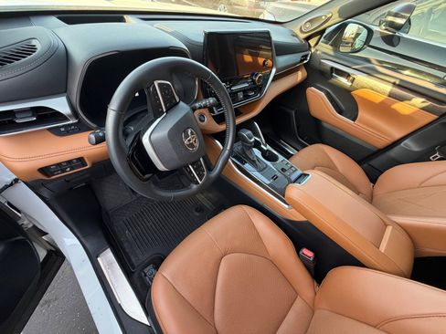 Used 2024 Toyota Highlander Platinum image 7