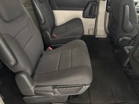 Used 2010 Dodge Grand Caravan SXT image 9