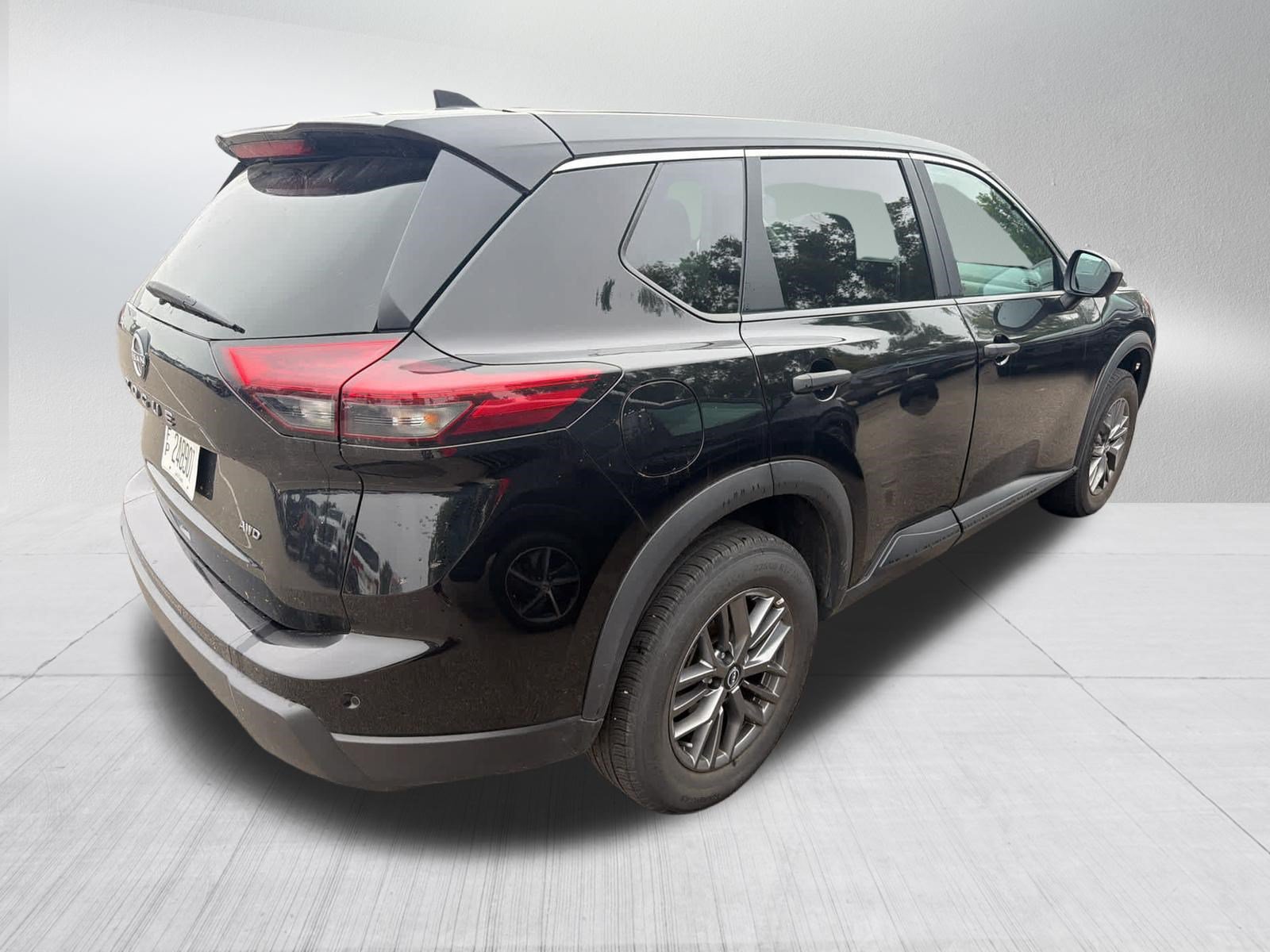 Used 2024 Nissan Rogue S AWD/4WD image 3