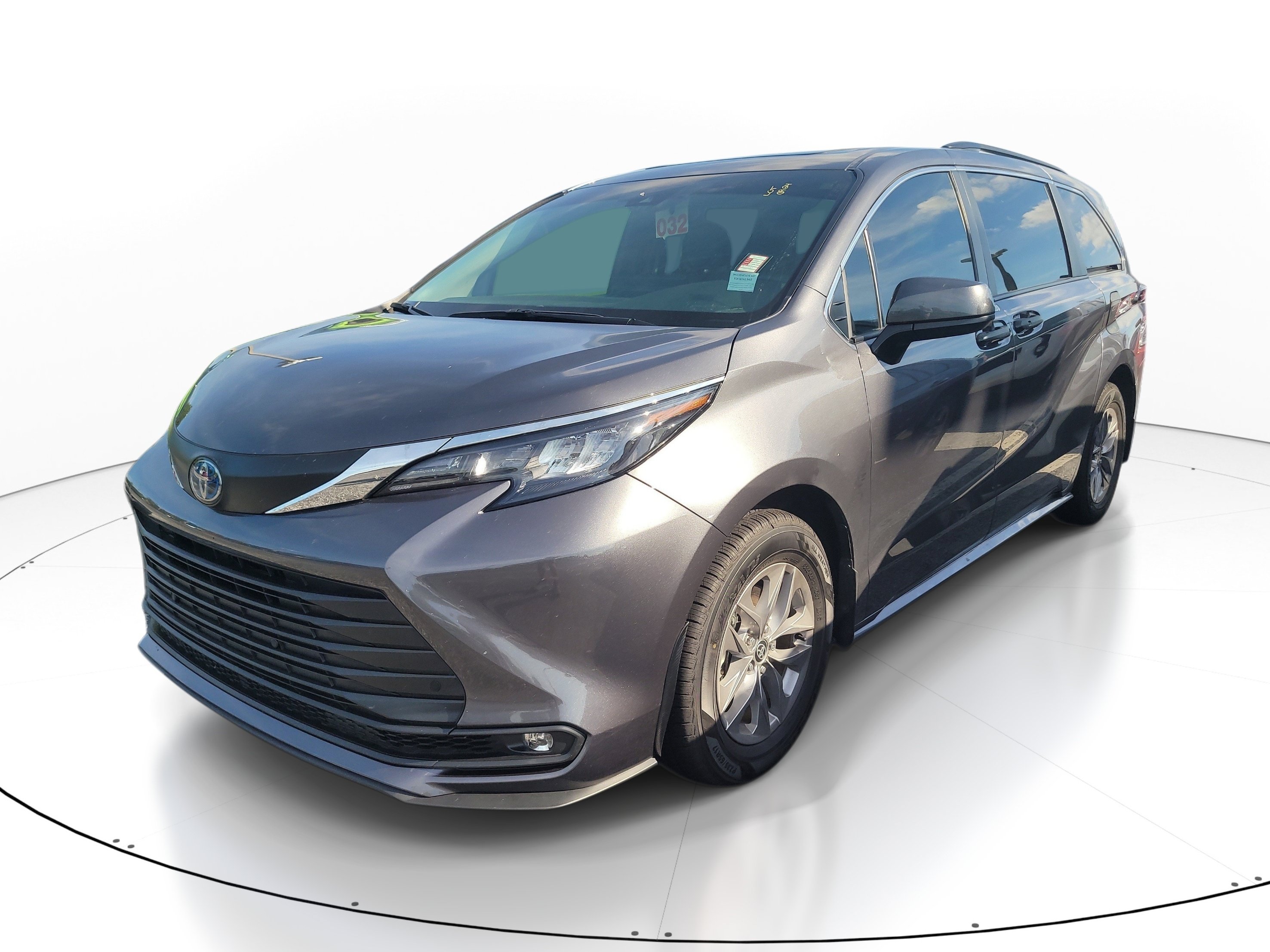 Used 2025 Toyota Sienna XLE FWD image 3
