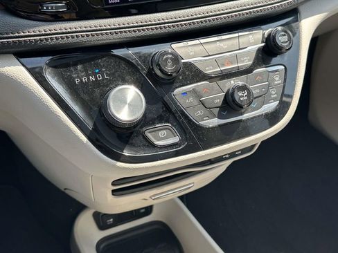 Used 2020 Chrysler Pacifica Limited image 29