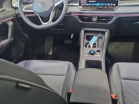 New 2025 Volkswagen Tiguan SE image 25