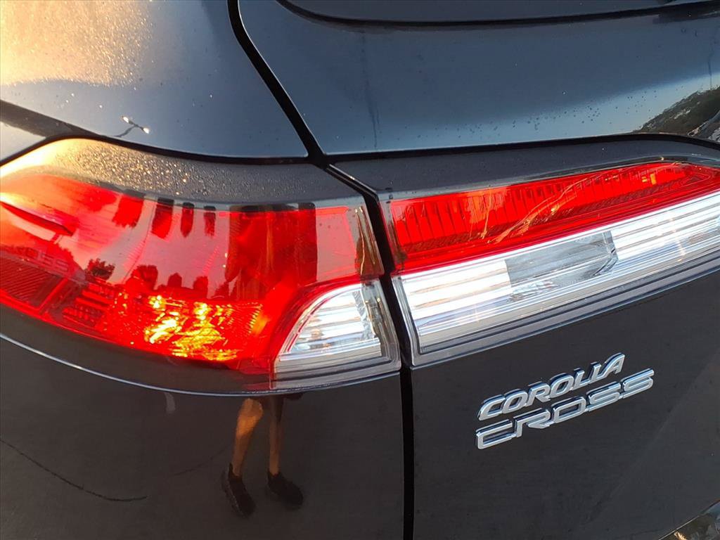 Used 2025 Toyota Corolla Cross LE FWD image 12