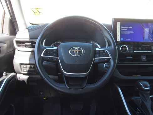 Used 2023 Toyota Highlander L image 25
