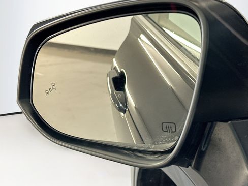 Used 2024 Toyota Highlander XLE image 16