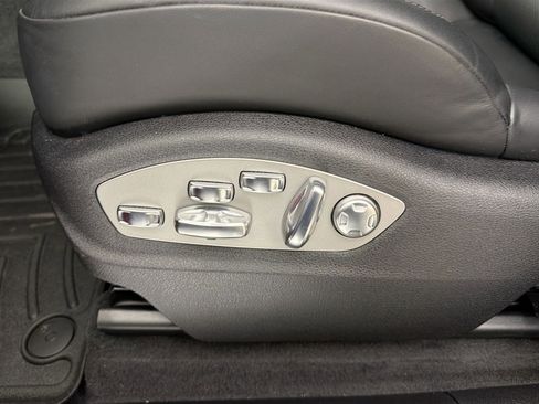 Certified 2023 Porsche Macan image 32