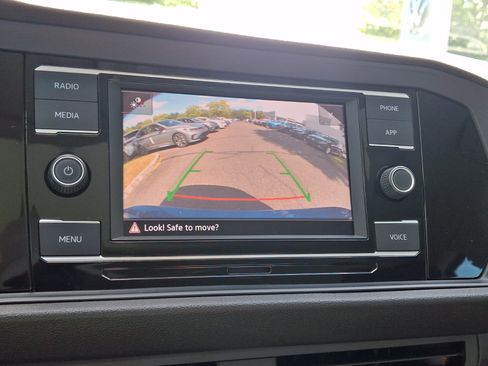 Certified 2023 Volkswagen Jetta SE w/ Panoramic Sunroof Package FWD image 19