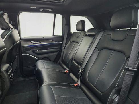 Used 2024 Jeep Grand Cherokee Overland w/ Luxury Tech Group IV AWD/4WD image 22