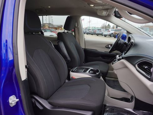 Used 2021 Chrysler Pacifica Touring image 28