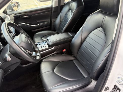 Used 2022 Toyota Highlander XLE AWD/4WD image 12