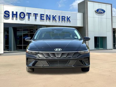 Used 2026 Hyundai Elantra SE FWD image 2
