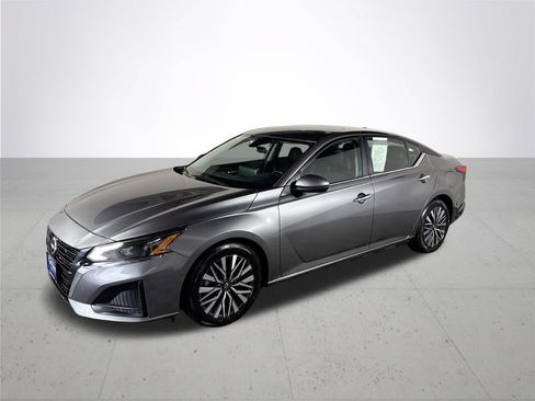 Used 2023 Nissan Altima 2.5 SV w/ SV Premium Package FWD image 2