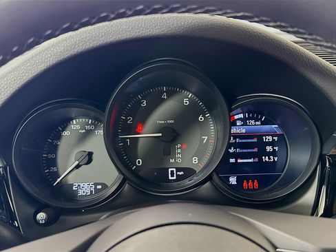 Certified 2023 Porsche Macan image 16