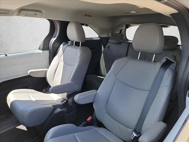 Used 2026 Toyota Sienna XLE FWD image 11