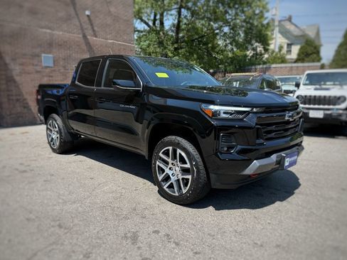 Used 2023 Chevrolet Colorado Z71 w/ Z71 Convenience Package 2 AWD/4WD image 3