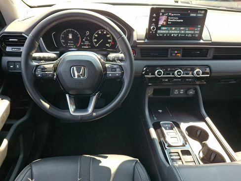 Used 2025 Honda Pilot EX-L image 9