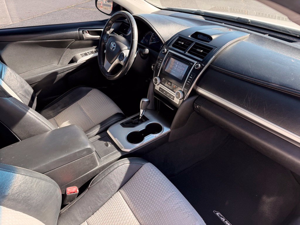 Used 2014 Toyota Camry SE w/ Moonroof Package FWD image 18