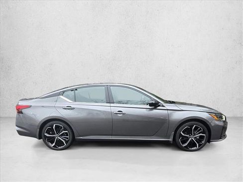 Used 2024 Nissan Altima 2.5 SR w/ SR Premium Package image 4