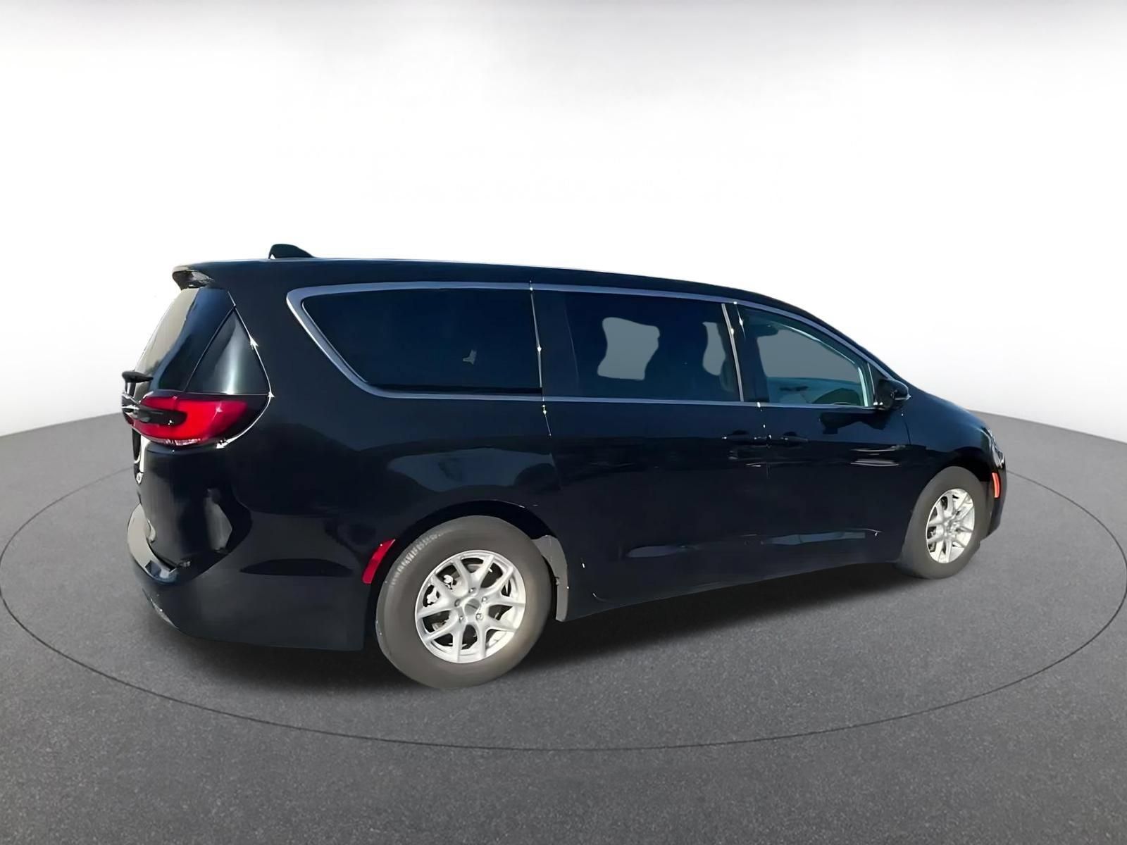 Used 2024 Chrysler Pacifica Touring-L FWD image 13