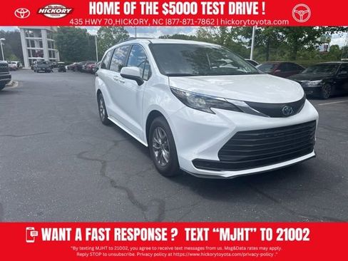 Used 2025 Toyota Sienna LE image 1
