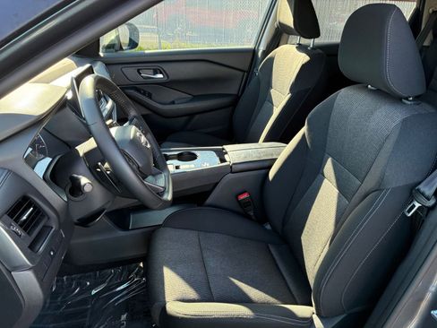 Used 2025 Nissan Rogue SV image 38