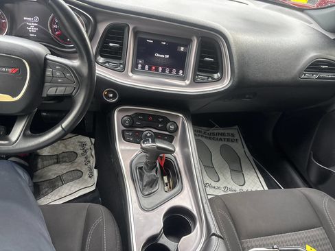 Used 2019 Dodge Challenger SXT image 10
