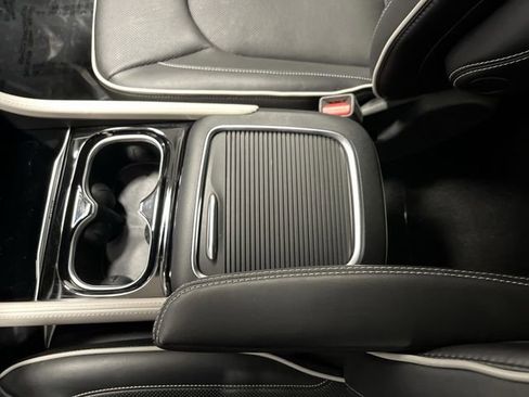 Used 2022 Chrysler Pacifica Limited w/ Uconnect Theater Family Group image 23