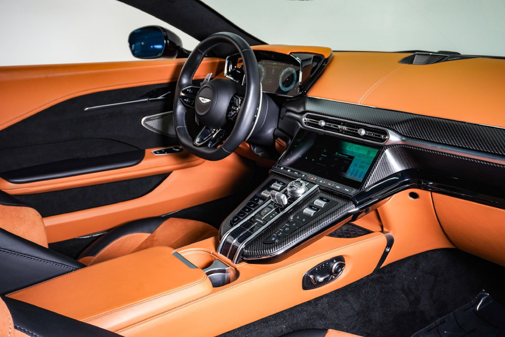 Used 2025 Aston Martin V8 Vantage Coupe RWD image 16