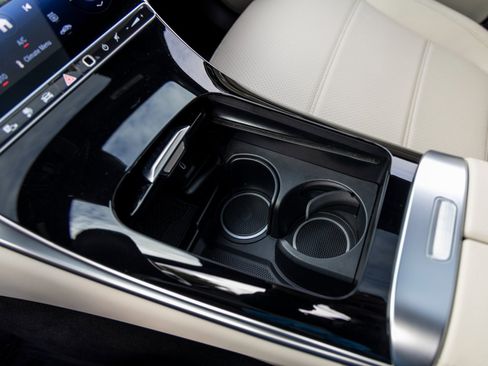 Used 2025 Mercedes-Benz GLC 350e 4MATIC image 38