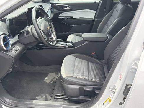 Used 2025 Chevrolet Trax LT w/ LT Convenience Package FWD image 9