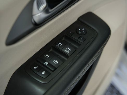 Used 2023 Chrysler Pacifica Touring-L FWD image 29