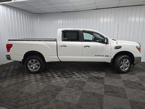 Used 2018 Nissan Titan SV image 2