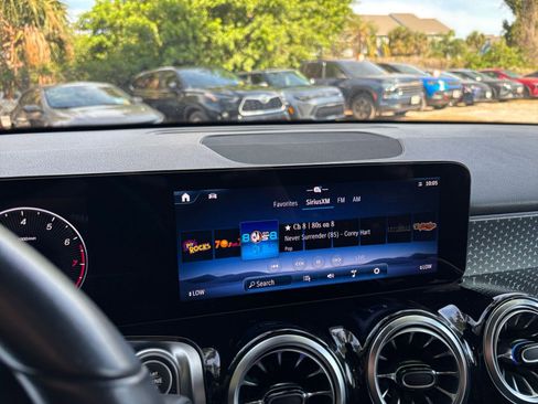 Used 2025 Mercedes-Benz GLB 250 4MATIC image 20