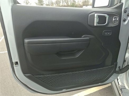 Used 2024 Jeep Wrangler Rubicon w/ Technology Group image 12