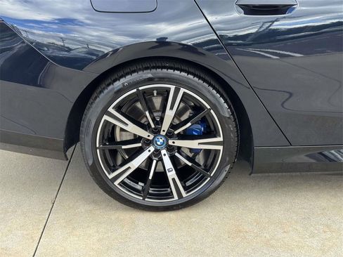 Used 2025 BMW 550e xDrive w/ Premium Package image 9