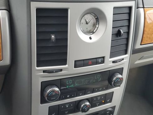Used 2010 Chrysler Town & Country Limited w/ Entertainment Group #3 FWD image 29