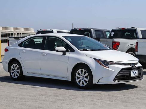 Used 2025 Toyota Corolla LE FWD image 3