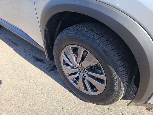 Used 2023 Nissan Pathfinder SV w/ SV Premium Package image 11