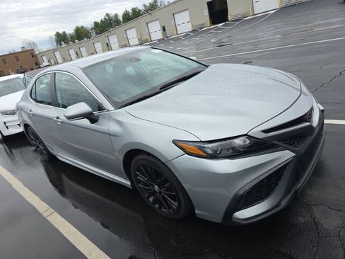 Used 2023 Toyota Camry SE image 3