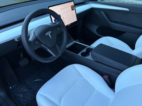 Used 2024 Tesla Model Y 2WD image 11