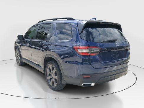 Used 2025 Honda Pilot Sport image 5
